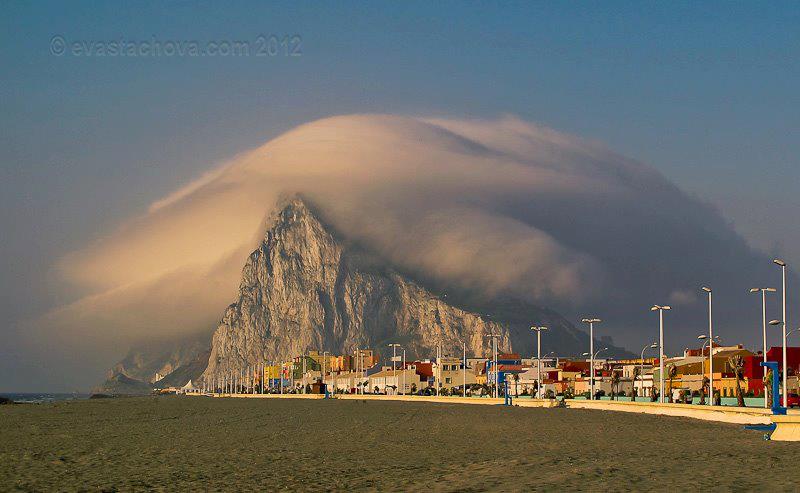 Una imagen clásica del temporal de levante en el Peñón de Gibraltar
